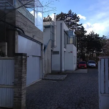 Chaletsstodulky * Prague